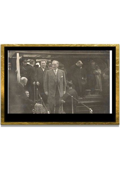 Yapay Zeka ile Yenilenmiş Atatürk Fotoğrafları Siyah Beyaz Cam Tablo, 3D Dekoratif Baskı 765