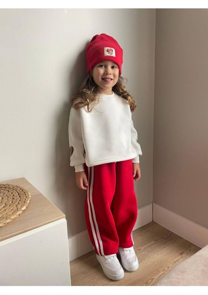 Kız Çocuk Kırmızı Eşofman ve Beyaz Sweatshirt Kombini - Spor ve Şık Tarz