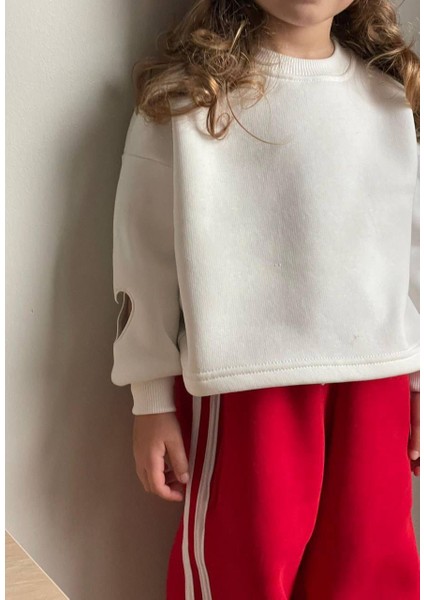 Kız Çocuk Kırmızı Eşofman ve Beyaz Sweatshirt Kombini - Spor ve Şık Tarz fiyatları