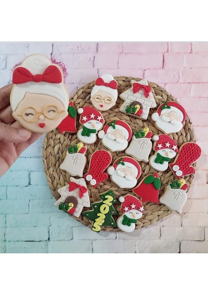 Yılbaşı Çam Ağacı Noel Baba Noel Anne Kardanadam Eldiven Çan ve Ev Butik Kurabiye - 20 Adet