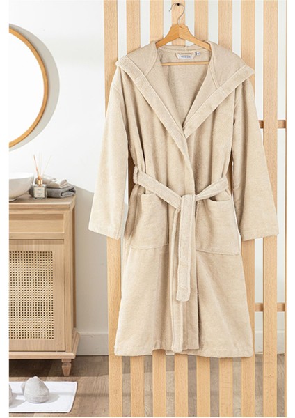 Yumuşak ve hafif pamuklu bornoz, rahat ve şık bej renk seçeneğiyle kullanıma hazır
