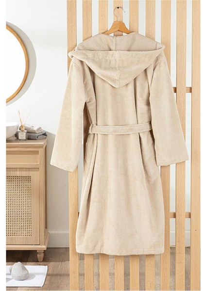 Yumuşak ve hafif pamuklu bornoz, rahat ve şık bej renk seçeneğiyle kullanıma hazır modelleri