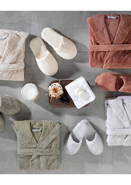 Yumuşak ve hafif pamuklu bornoz, rahat ve şık bej renk seçeneğiyle kullanıma hazır fırsatları