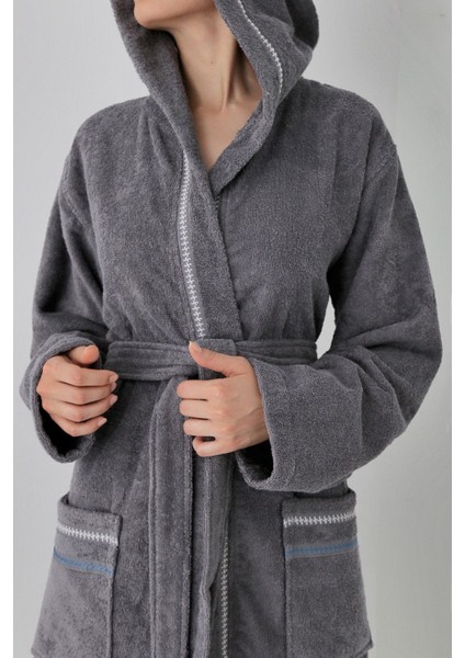 Yumuşak ve şık unisex kapüşonlu bornoz, rahat ve modern tasarım, gri renk