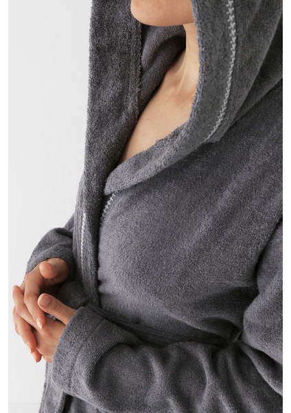 Yumuşak ve şık unisex kapüşonlu bornoz, rahat ve modern tasarım, gri renk modelleri