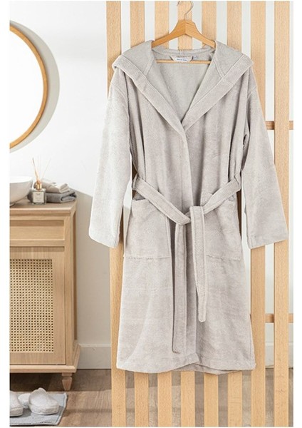 Yumuşak ve rahat pamuklu kapüşonlu bornoz, geniş ve şık gri renk seçeneğiyle.