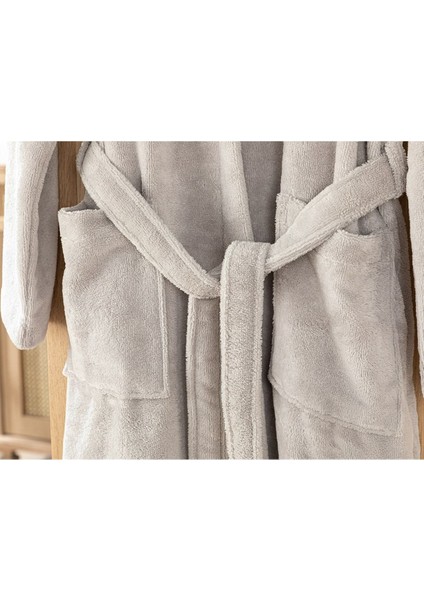 Yumuşak ve rahat pamuklu kapüşonlu bornoz, geniş ve şık gri renk seçeneğiyle. fiyatları