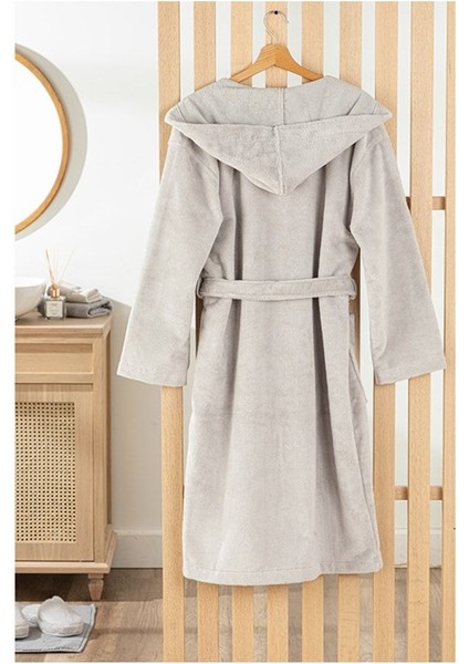 Yumuşak ve rahat pamuklu kapüşonlu bornoz, geniş ve şık gri renk seçeneğiyle. modelleri