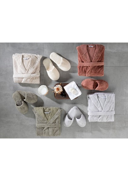 Yumuşak ve rahat pamuklu kapüşonlu bornoz, geniş ve şık gri renk seçeneğiyle. fırsatları