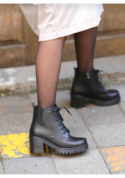 Pekin Deri Siyah Tırtıklı Kaymaz Taban Kadın Bot