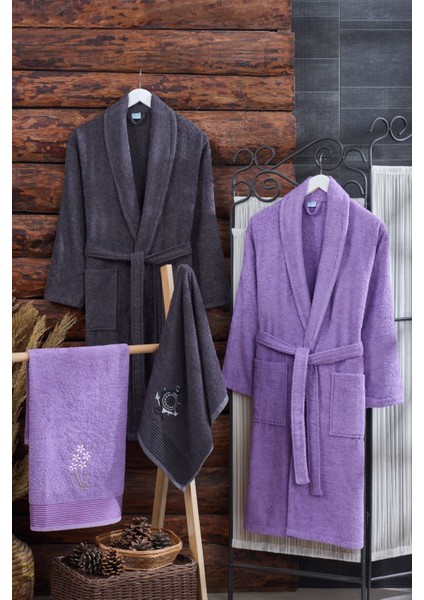 Yumuşak pamuklu 4'lü havlulu bornoz seti, nakışlı, şık ve konforlu seçenektir.