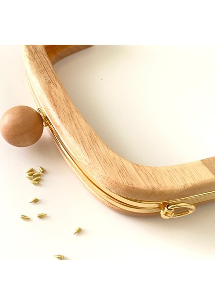 Çanta Bursu Ahşap Oval Boncuklu Açık Kahve Metal Şeritli 20 cm