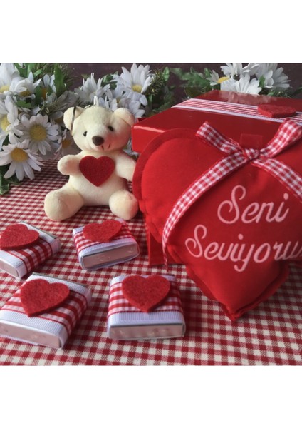 Kırmızı Kutuda Çikolatalı Romantik Ayıcık