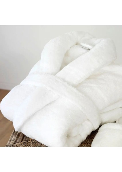 Yüksek kaliteli pamuklu unisex bornoz, rahat ve şık beyaz renk seçeneğiyle fırsatları
