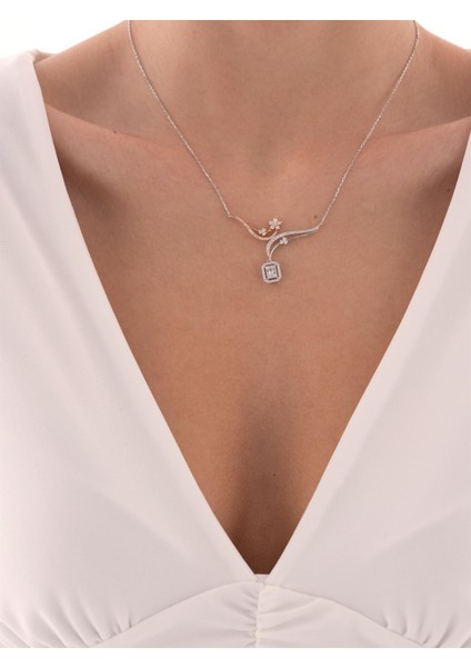 0,61 Karat Baget Pırlanta Kolye