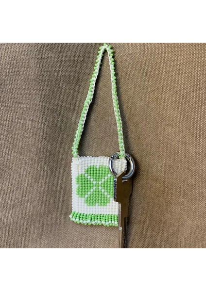 El Yapımı Renkli Kum Boncuk Yonca Işlemeli Anahtarlık - 4 x 5 cm