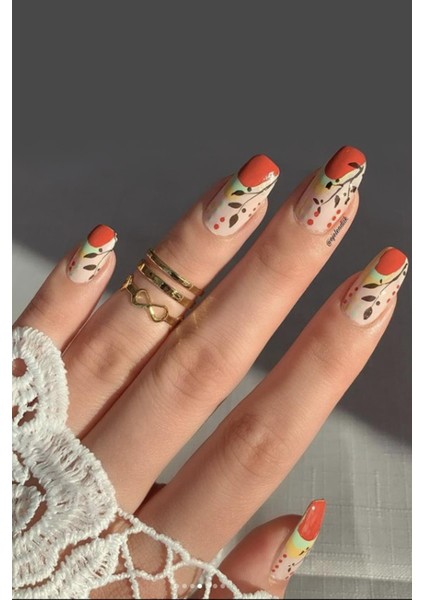 Dal Tırnak Dövmesi