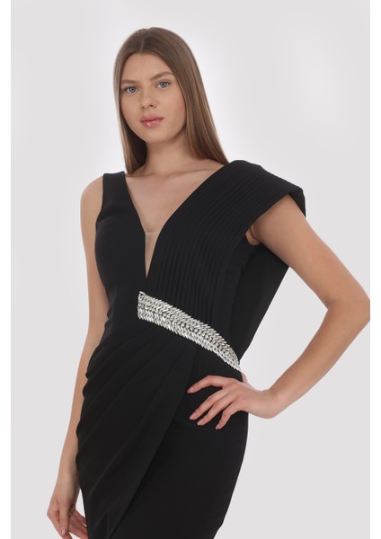 Pilise Detaylı Tasarım Aksesuar Detaylı Elbise fırsatları