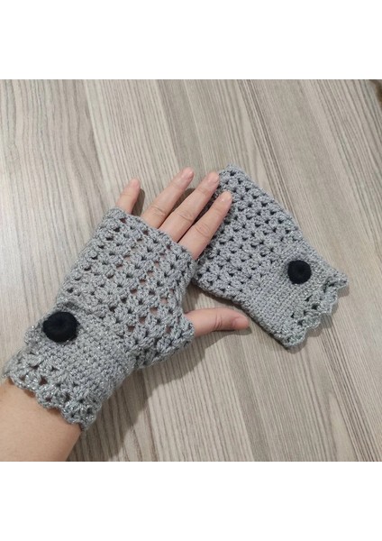 Gri Simli Düğme Detaylı Parmaksız Kadın Eldiven – Şık ve Modern Tasarım