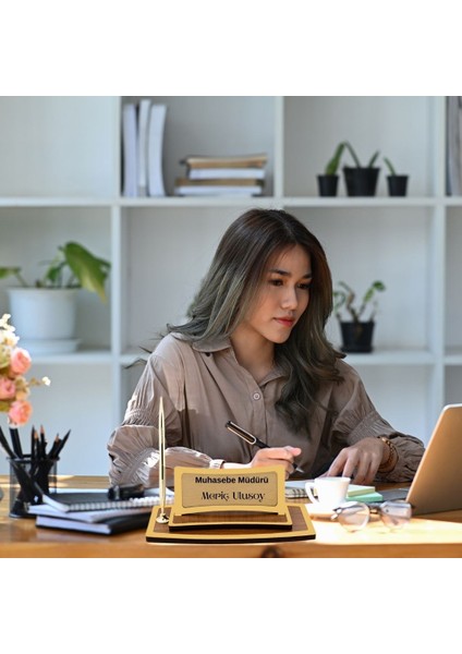 Kişiye Özel Kalemli Ahşap Masa Isimliği fırsatları