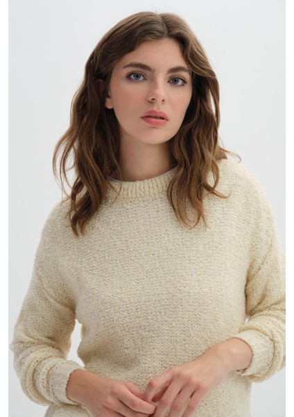 Bej Düşük Omuzlu Buklet Triko Kazak