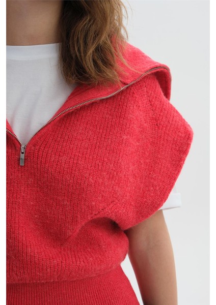 Kırmızı Yaka Detaylı Triko Süveter fırsatları