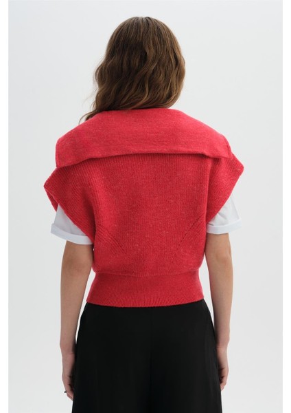 Kırmızı Yaka Detaylı Triko Süveter indirimleri
