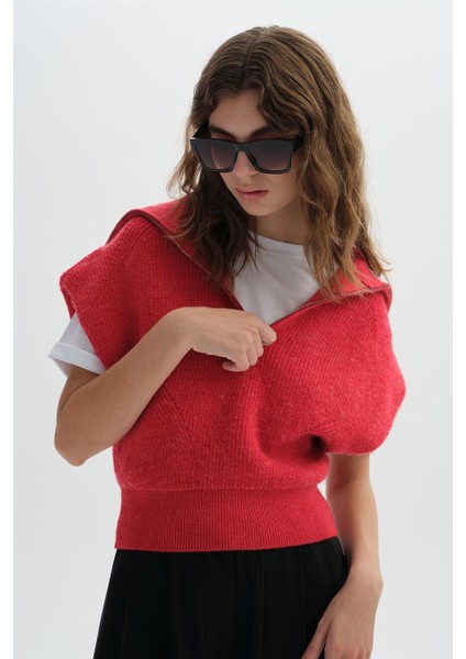 Kırmızı Yaka Detaylı Triko Süveter fiyatları