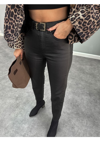 Siyah Kaplamalı Paça Kesik Pantolon