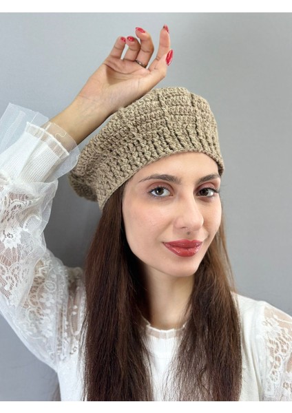 El Örgüsü Parlak Kadın Ressam Bere