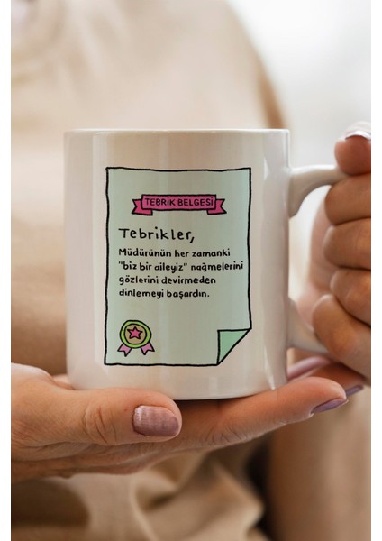 Tebrikler Müdürünün Her Zamanki "biz Bir Aileyiz" Nağmelerine Kanmadın Baskılı Yılbaşı Hediyesi Kupa Bardak