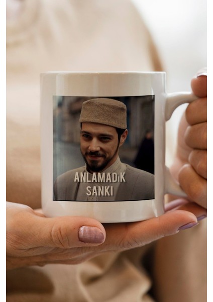 Kızıl Goncalar Cüneyd Efendi Baskılı Anlamadık Sanki Yazılı Premium Yılbaşı Hediyesi Kupa Bardak