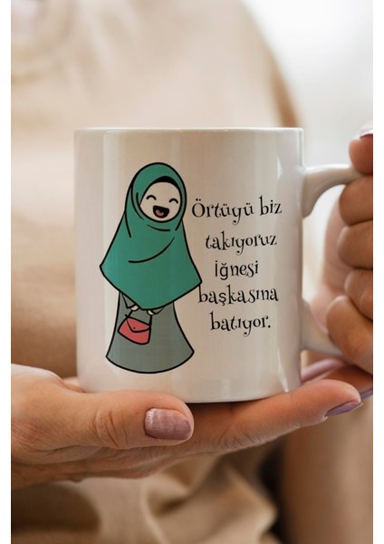 Örtüyü Biz Takıyoruz Iğnesi Başkasına Batıyor Baskılı Yılbaşı Hediyesi Kupa Bardak
