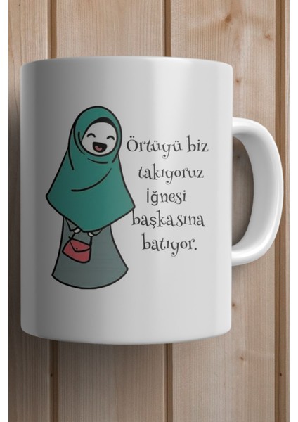 Örtüyü Biz Takıyoruz Iğnesi Başkasına Batıyor Baskılı Yılbaşı Hediyesi Kupa Bardak fiyatları