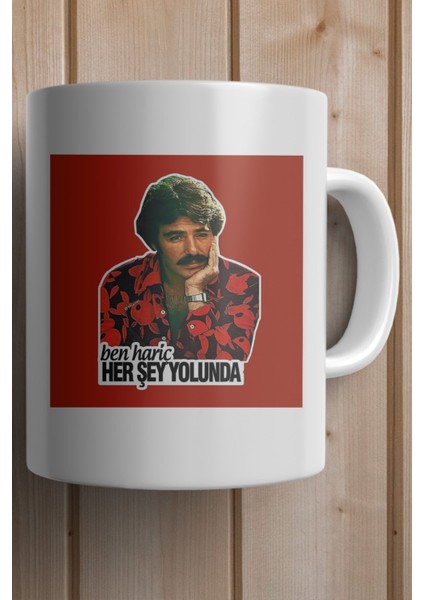 Ben Hariç Her Şey Yolunda Baskılı Yılbaşı Hediyesi Kupa Bardak fiyatları