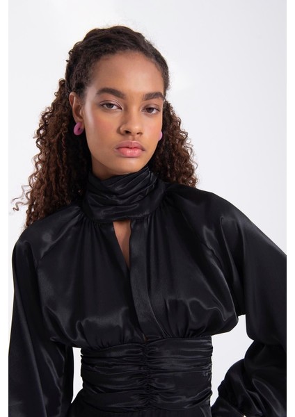 Göğüs Pencereli Boyunlu Uzun Kol Dar Etekli Saten Mevsimlik Gece Elbisesi Siyah fiyatları