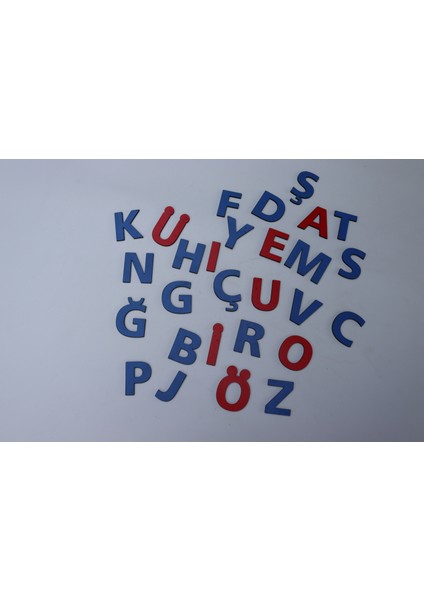 Alfabe Öğrenimini Eğlenceli Hale Getirin: Mavi-Kırmızı Ahşap Büyük Alfabe Seti