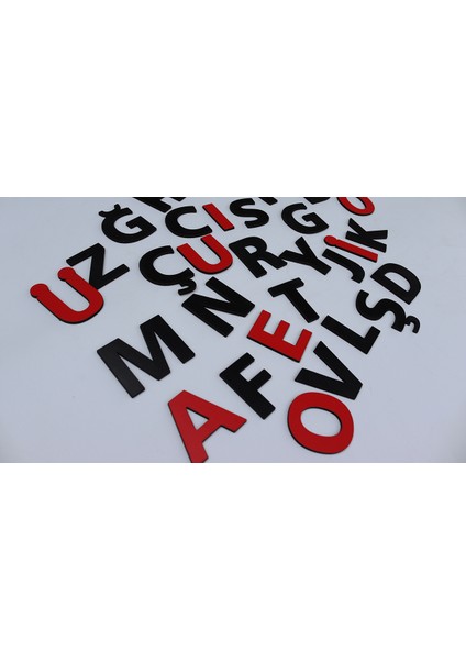 Alfabe Öğrenimini Eğlenceli Hale Getirin: Siyah-Kırmızı Ahşap Büyük Alfabe Seti