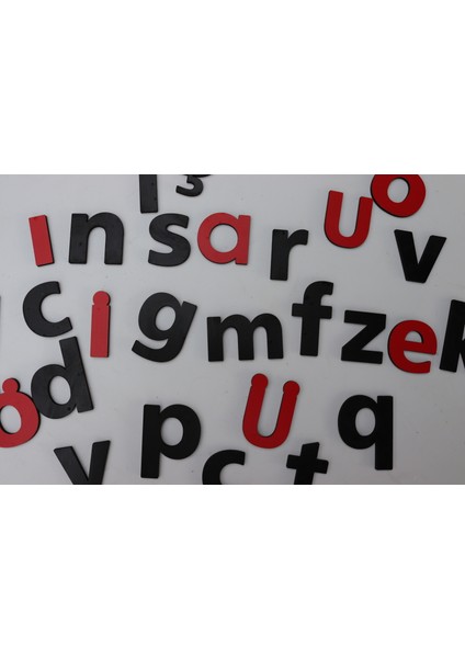 Alfabe Öğrenimini Eğlenceli Hale Getirin: Siyah-Kırmızı Ahşap Küçük Alfabe Seti