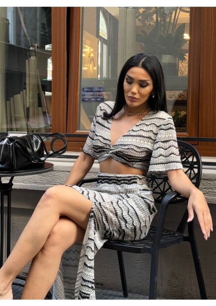 Zikzak Desen Nefes Alan Delikli Kumaş Bohem Yırtmaçlı Etek Yarım Kollu Krop Takım