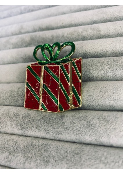 Hediye Paketi Şeklinde Simli Broş 3,5x4 cm fiyatları