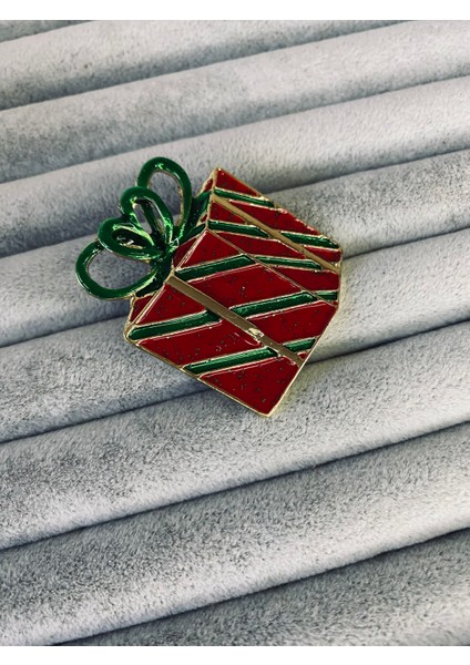 Hediye Paketi Şeklinde Simli Broş 3,5x4 cm fırsatları