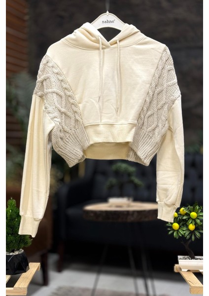 Triko Garnili Kapşonlu Kısa Sweat