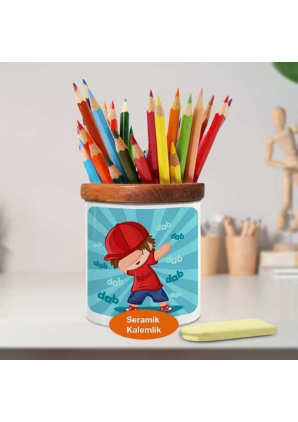 Dabbing Dansı Yapan Şapkalı Çocuk Ahşap Seramik Kalemlik -214