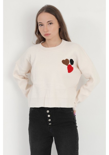 Kadın Krem Üç Kalp Nakış Detaylı Rahat Kesim Akrilik Kumaş Crop Triko Kazak - 3096