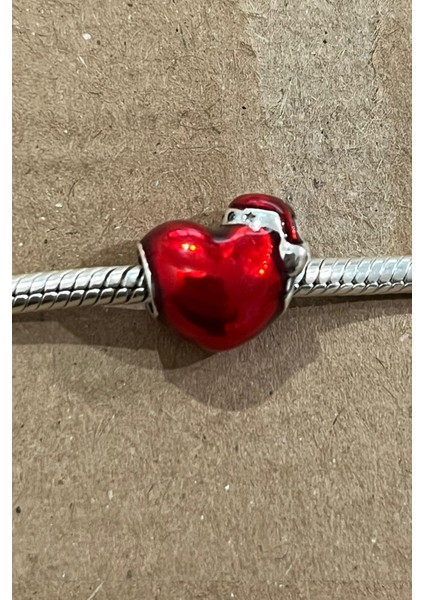 Kırmızı Noel Şapkalı Kalp Charm