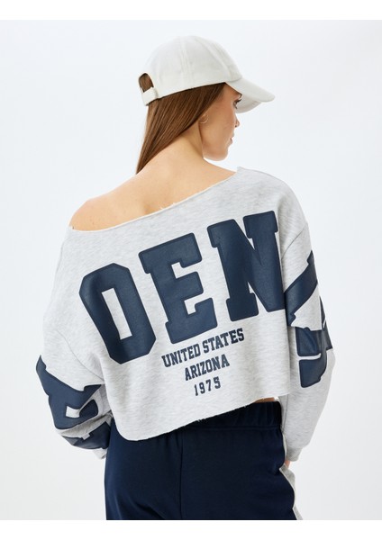 Arkası Baskılı Kayık Yaka Crop Oversize Sweatshirt
