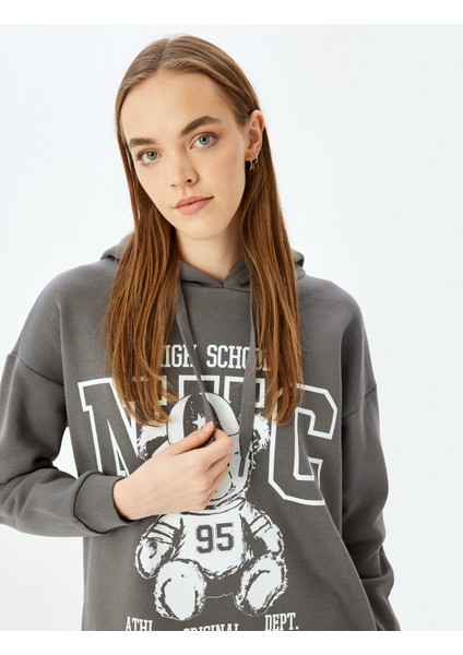 Kolej Baskılı Kapüşonlu Uzun Kollu Sweatshirt