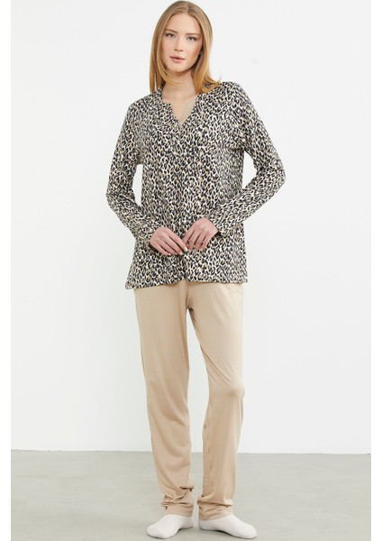 Yakası Düğmeli Leopar Kombinli Pijama Takım - Bej