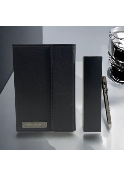 Kişiye Özel Yılbaşı Hediye Seti Siyah A5 15 x 22 Mıknatıslı Kapak Defter & Isimli Tükenmez Kalem